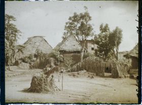 Image représentant Autel de fétiche sur une place de la ville indigène