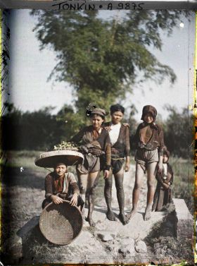 Image représentant Des jeunes filles revenant de la cueillette du liseron d'eau