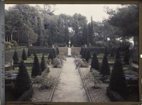 Image représentant Le jardin persan de la villa Cypris, vu vers l'Est
