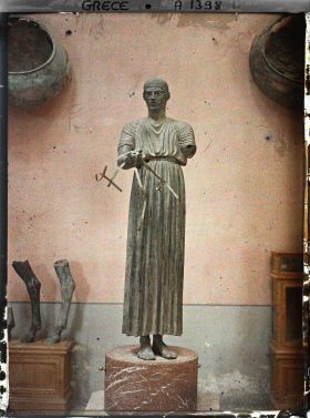 Image représentant Au musée : statue au pied de l'Aurige (en bronze), conducteur de char victorieux