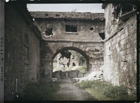 Image représentant A la Verrerie de Vauxrot, barrage de tonneaux installé par l'armée allemande