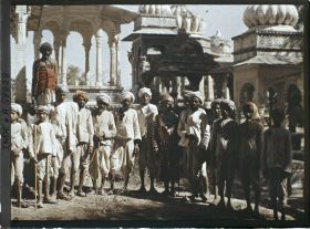 Image représentant Groupe de paysans entourant un rajpoute en costume de marié devant les chatris de la nécropole des Maharanas du Mewar