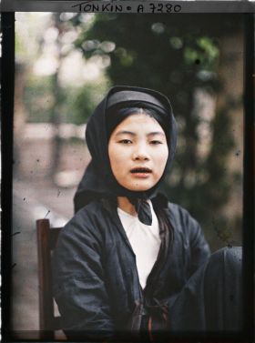 Image représentant Jeune fille de la classe aisée, aux dents laquées de noir