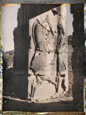 Image représentant Bas-relief représentant Darius 1er luttant contre un animal fabuleux, palais des cent colonnes
