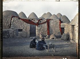 Image représentant Bédouines devant leur métier à tisser