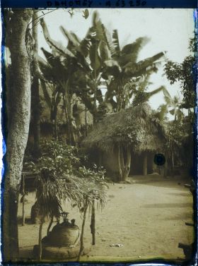 Image représentant Fétiches et case de fétiche (?) sur la place du village