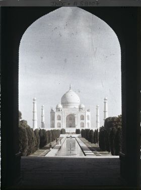 Image représentant Le grand canal axial et le mausolée vus de la porte monumentale de l'enceinte du Taj Mahal