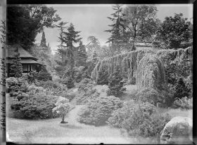 Image représentant Coeur verdoyant du " village japonais " entre les maisons et le pavillon de thé