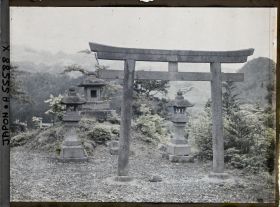 Image représentant Torii et lanternes de pierre dans la montagne
