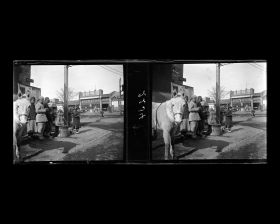 Image représentant scène de rue sur Dingzijie ("rue en Forme de T"), appelée aussi Bamiancao (lieu-dit "l'Auge à Huit Faces")