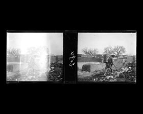 Image représentant Un ramasseur d'excréments animaux près de glacières sur la rive est du Qianhai ("lac Antérieur") dans le quartier du Shishahai ("lac des Dix Monastères")
