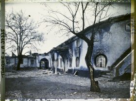 Image représentant L'église grecque incendiée. En saillie, le porche sud