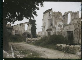 Image représentant France, Verdun, Un coin de la place du Maréchal Pétain