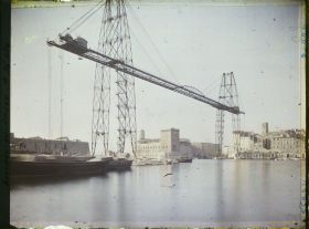 Image représentant Le pont transbordeur, au fond le fort Saint-Jean