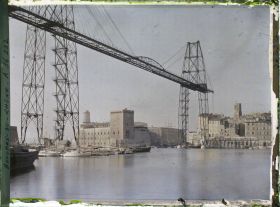 Image représentant Le pont transbordeur, au fond le fort Saint-Jean