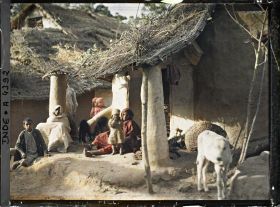 Image représentant Une famille sous l'auvent de sa maison