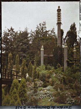 Image représentant Rocaille ponctuée de conifères, au pied du sôrintô et d'un pont du " sanctuaire japonais "