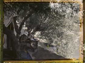 Image représentant (Sur le fleuve Logar au sud-ouest de Kaboul), campement de la "Mission d'Études des Chemins de fer de l'Afghanistan". Messieurs P. Clemenceau (secrétaire général, à gauche) et Th. Makcheff (chef de la Mission), devant leur tente