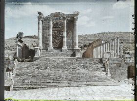 Image représentant Algérie, Djemila, Le Grand Temple de Face