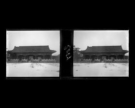 Image représentant Ming Shisanling ("Treize Tombeaux des Ming"). Changling, mausolée de l'empereur Yongle (r. 1403-1425). La première cour et, au fond, la façade sud de Lingenmen ("porte des Faveurs Célestes")