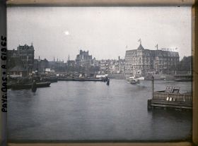 Image représentant L'Open Haven avec à l'arrière-plan le Damrak