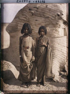 Image représentant Deux petites filles  null bishari posent pour l'opérateur devant une habitation