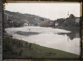 Image représentant A la sortie de Grd Scher [Gornji Šeher], le Vrbas et une maison sur pilotis, deux minarets
