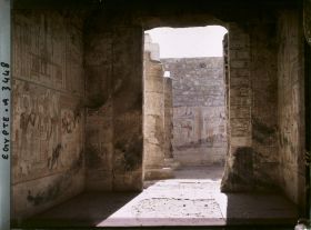Image représentant Porte d'entrée de la chapelle d'Amon Râ, depuis l'intérieur, en direction de la deuxième salle hypostyle du temple de Sethi Ier