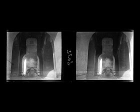 Image représentant Ming Shisanling ("Treize Tombeaux des Ming"). Shengong shengdebei ("stèle du Mérite Transcendant et de la Vertu Sainte"), au centre du Beiting ("pavillon de la Stèle")