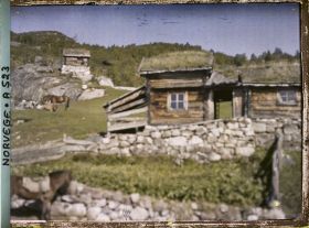 Image représentant maisons de bois à toiture herbeuse