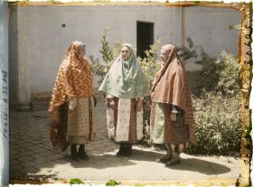Image représentant Femmes guèbres en costume (traditionnels de profil, moderne de face)