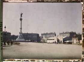 Image représentant Monument aux Girondins, place des Quinconces ; au deuxième plan des baraques de fête foraine
