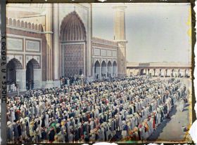 Image représentant La prière du vendredi dans la cour de la Grande Mosquée (Jama Masjid)