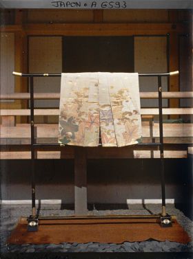 Image représentant Costume de Théâtre Nô : ogushi à motifs de fleurs, présenté sur un iko