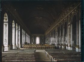 Image représentant France, Versailles, La Galerie des Glaces; au Palais de Versailles, le lendemain de la Signature de la Paix 30 juin 1919