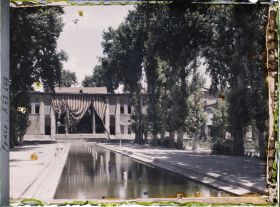 Image représentant Dans l'Arg (la citadelle royale), dans la cour des jets d'eau, vers la salle du Takht-e-Marmar (Trône de marbre)