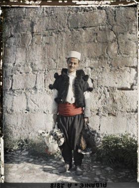 Image représentant Un musulman tenant des volailles