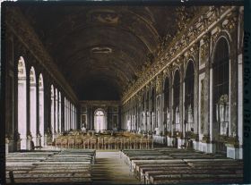 Image représentant La galerie des glaces : au palais de Versailles, le lendemain de la signature de la paix, 30 juin 1919