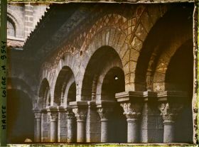 Image représentant Détail de la colonnade du cloître de la cathédrale Notre-Dame-de-l'Annonciation