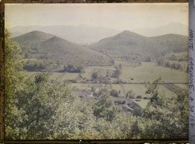 Image représentant France, Montespan (Hte Garonne), La montagne de la Grotte, vue prise vers le sud ouest du Château
