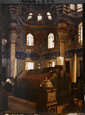 Image représentant Intérieur du türbe (mausolée) du sultan Süleyman ou reposent Süleyman II (Soliman le Magnifique), Süleyman III (1691) et Ahmet II (1695)