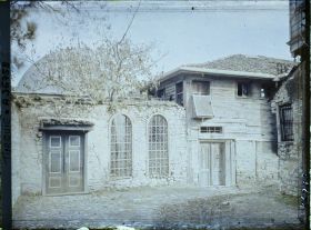 Image représentant Mausolée ancien et maisons de bois