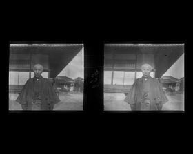 Image représentant Le comte Okuma posant devant sa résidence