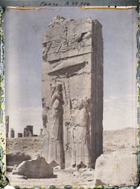 Image représentant Bas-relief du Hadish (palais de Xerxès) montrant le roi Xerxès Ier accompagné de serviteurs l'abritant sous une ombrelle