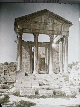 Image représentant Les vestiges du Capitole, vu de face