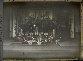 Image représentant Tango-no-sekku (fête des garçons) : exposition de poupées (représentant des héros légendaires, des armures...) dans un salon de la résidence de la famille princière Kitashirakawa