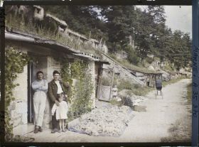 Image représentant France, La Harazée, Abri aménagé en habitation et ses habitants