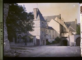 Image représentant L'ancienne cour du dépôt (actuellement place Dunois) avec à l'arrière plan le chateau de Beaugency