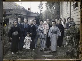 Image représentant Catholiques réunis dans l'enceinte de la Mission pour fêter le troisième mois d'un bébé