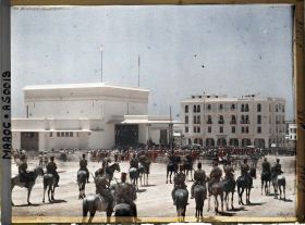 Image représentant Troupes militaires devant la gare lors du départ du sultan Moulay Youssef pour Paris